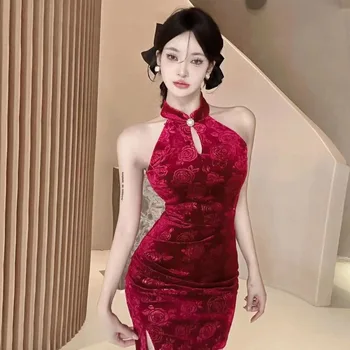 Nové Duté Z Moderných Qipao Lepšiu Čínske Šaty Ženy Sexy Split Cheongsams Mandarin Golier Pearl Mimo Ramenný Cheongsam 2024 Obrázok
